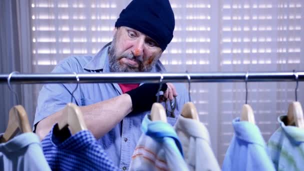 Бородатый Бездомный Грязным Лицом Пришел Магазин Выбрал Рубашку Перилах Одежды — стоковое видео
