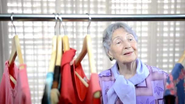 Αυτή Ηλικιωμένη Γυναίκα Δεν Είναι Πλούσια Αυτό Της Αρέσει Ψωνίζουν — Αρχείο Βίντεο