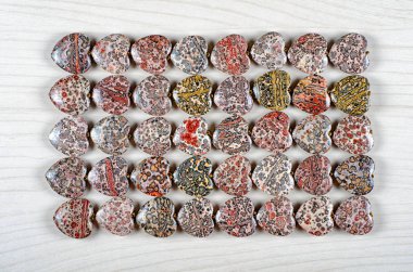 Doğal Güzellik Sevgisi: Leopar Derisi Jasper Kalpleri Sersemletici Simetri Düzenlendi - 40 Eşsiz Taş Dünya 'nın Hikayesini Desen ve Renklerle Anlattı.