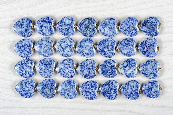 Vingt Huit Pierres Sodalites Bleues Forme Cœur Sont Rangées Sur — Photo