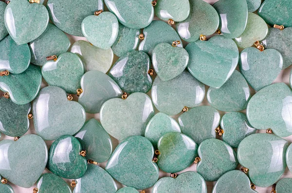 Πολλοί Ημιπολύτιμοι Λίθοι Σχήμα Καρδιάς Από Πράσινο Αβεντουρίνη Φόντο — Φωτογραφία Αρχείου