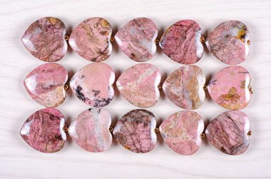 Pembe Doğada Mükemmellik: 15 Rhodonite Kalpleri Mineral Büyüsünü ortaya çıkardı - Bu sevgili Gemstone 'un ince varyasyonlarını ve karmaşık dokularını keşfetti.