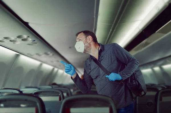 Starší Muž Projde Kabinou Letadla Hledá Své Místo Nosí Ochrannou — Stock fotografie