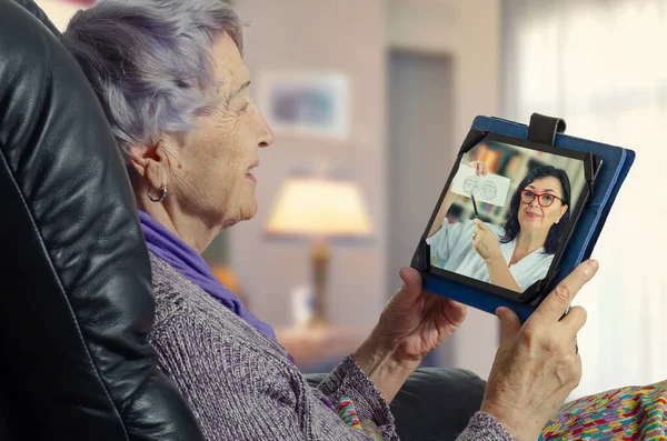 Telemedicinsk Läkare Förklarar För Geriatrisk Patient Vikten Att Bestämma Ett — Stockfoto