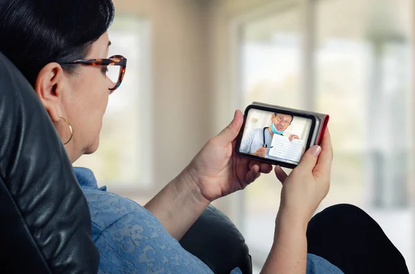 Männliche Kardiologen Und Seine Reife Patientin Kommunizieren Mittels Telemedizinischer Anwendung — Stockfoto