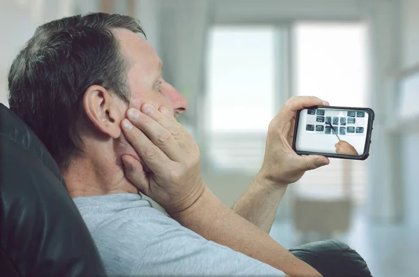 Homem Sofre Dor Dente Sua Tela Telefone Ele Detalhes Próximo — Fotografia de Stock