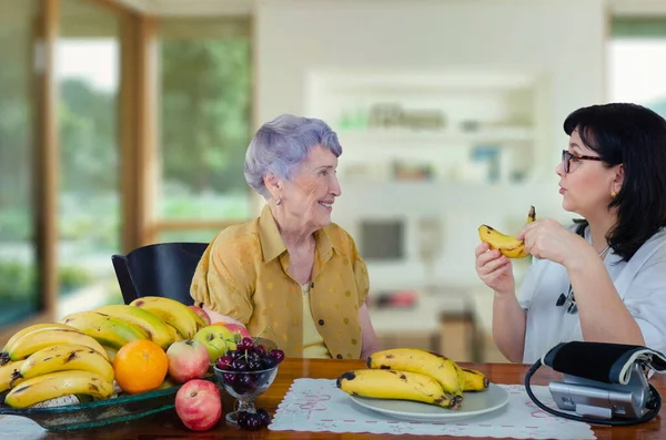 Siguiendo Consejo Médico Una Anciana Comenzó Comer Plátanos Todos Los —  Fotos de Stock