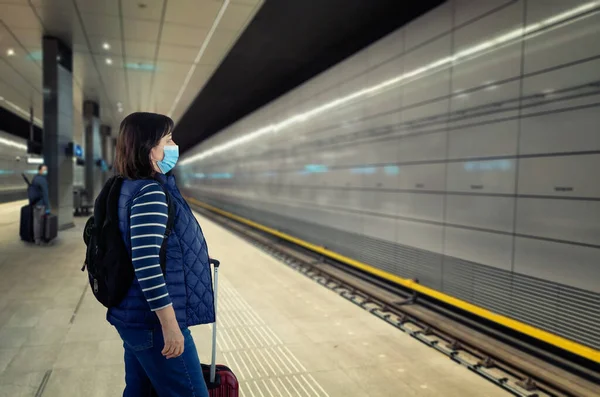 Metro Istasyonunda Tren Beklerken Mavi Koruyucu Maske Takan Orta Yaşlı — Stok fotoğraf