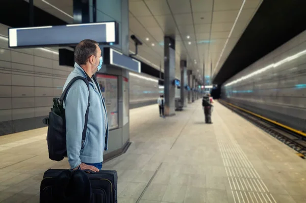 Mavi Koruyucu Maskeli Orta Yaşlı Bir Adam Metro Istasyonunda Tren — Stok fotoğraf