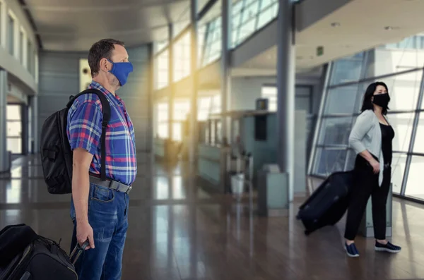 Homem Uma Mulher Usando Máscaras Protetoras Caminham Até Terminal Check — Fotografia de Stock