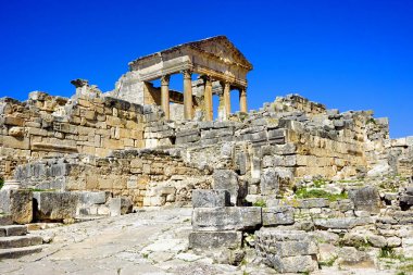 Dougga arkeolojik site Capitol Temple, Tunus. 