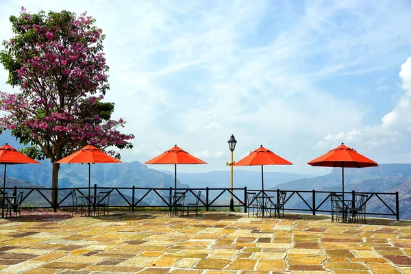 Balkon s červenými deštníky a pozadím Chicamocha může — Stock fotografie