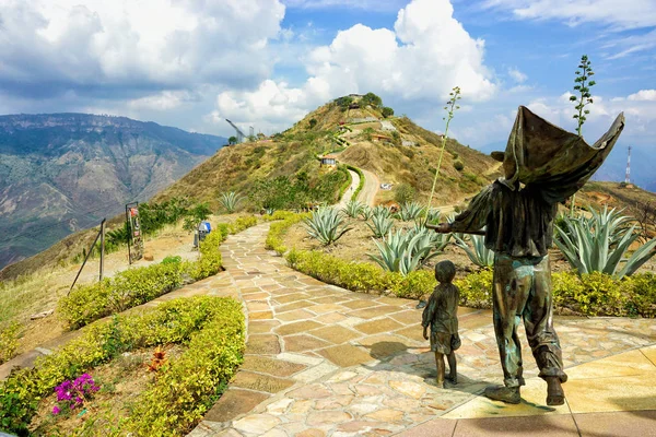 Дві скульптури супроводжують вид на вершину Panachi в Санта — стокове фото