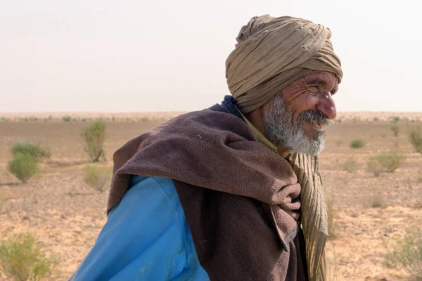 Herder de chèvres sourit dans le désert du Sahara en Tunisie — Photo