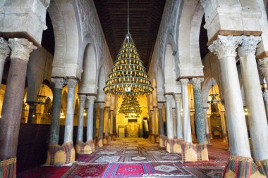 Kairouan, Tunisi'deki Ulu Cami'nin sunak kapalı görünümü
