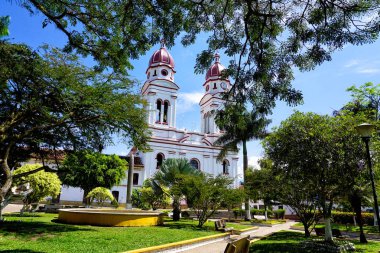 Charala Mongui Kilisesi ve park Nuestra Senora Peyzaj