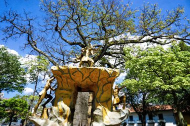 San Gil Özgürlük Parkı'nda El Cacique de Guanenta Heykel,