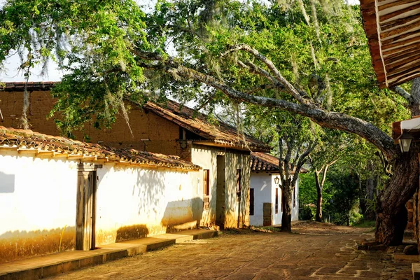 Koloniale huizen met bomen in Barichara (Colombia) — Stockfoto