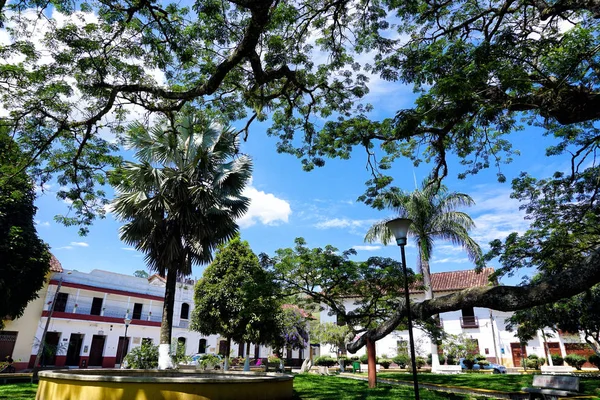 Parque con árboles y casas coloniales en Bogotá, Colombia . — Foto de Stock