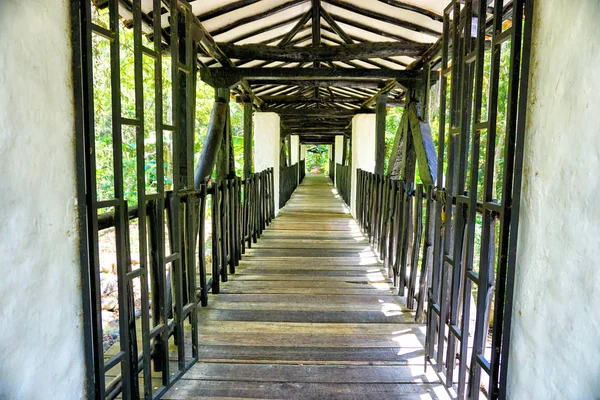 Wnętrze starego mostu kolonialnego w parku Gallineral w San Gil, co — Zdjęcie stockowe