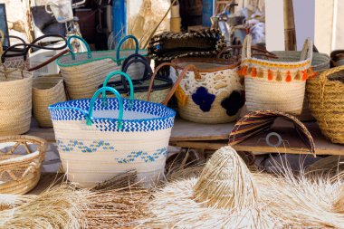 Houmt El S Medine satılık güzel ve renkli çanta