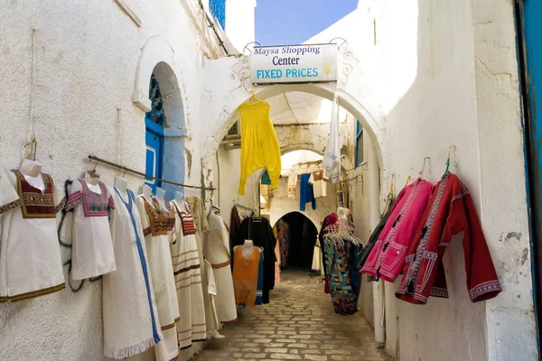 Houmt El Souk sokakta Satılık Geleneksel Giyim içinde