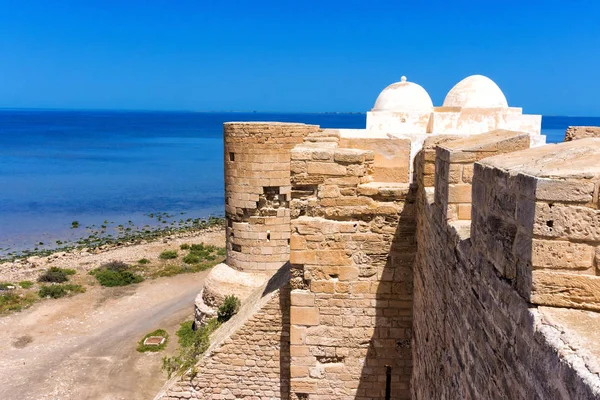 Lado do Castelo Borj el Kebir com Mar Mediterrâneo em Houmt — Fotografia de Stock