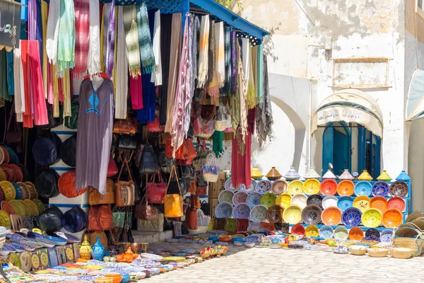 Vaisselle et vêtements décoratifs à vendre à Houmt El Souk à Djer Photos De Stock Libres De Droits