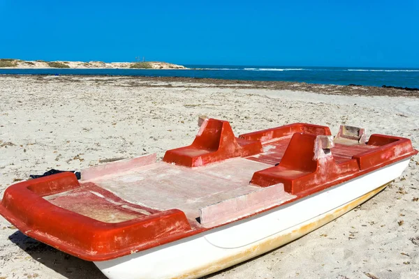 Old Red Boat on the Shore of the Mediterranean sea in Djerba, Tu — Stock Photo, Image