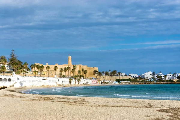 Passeio marítimo da praia de Al Qurayyah em Monastir, Tunísia — Fotografia de Stock