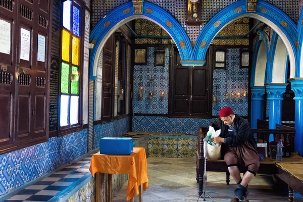 Homme dans la synagogue El Ghriba à Houmt Souk, Tunisie Photo De Stock
