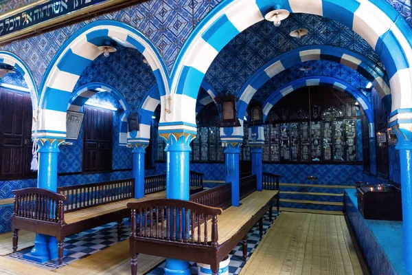 Intérieur de la synagogue El Ghriba à Houmt Souk, Tunisie Images De Stock Libres De Droits