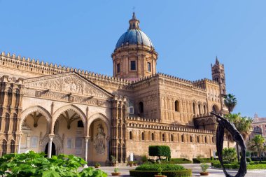 Palermo Katedrali'nin Merkez Meydanı'nda heykel