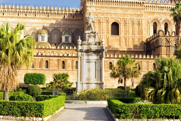 Escultura en la Plaza de la Catedral de Palermo en Palermo, Ital — Foto de Stock