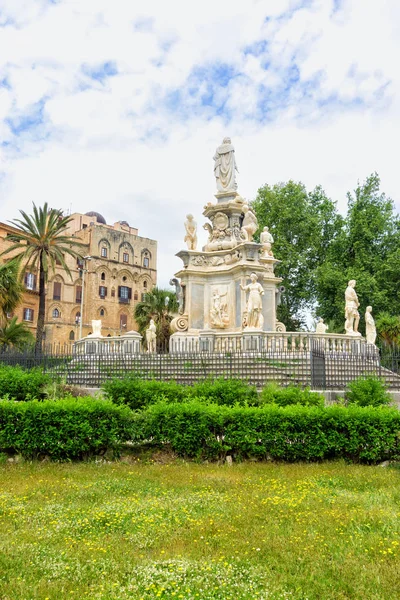 Vista vertical del Palacio Real de Palermo en Palermo, Italia — Foto de Stock