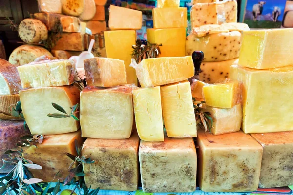 Stand avec variété de fromages vieillis à Palerme, Italie Image En Vente