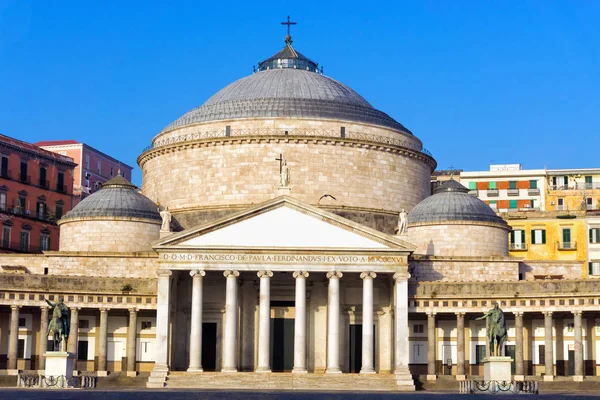 Entrada de la Iglesia de San Francesco en Nápoles, Italia — Foto de Stock