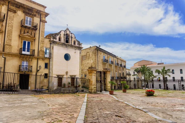 Plaza de Armas en el centro de Cefalú en Sicilia, Italia — Foto de Stock