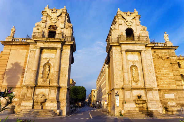 Porta Felice por la mañana en Palermo, Italia . — Foto de Stock