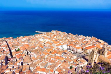 Cefalu, İtalya arka planda Akdeniz ile Cityview