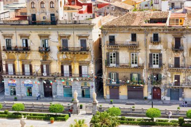 Palermo, İtalya - 29 Nisan: 29 Nisan 2018 tarihinde İtalya'nın Palermo kentinde ki dowotown'daki ünlü sokaktaki eski binalar