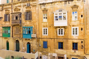 Valletta Renkli Balkonlu Eski Bina, Malta