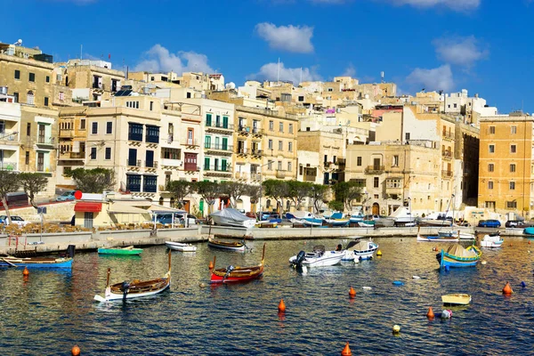 Primera línea de mar con barcos en Cospiscua, Malta —  Fotos de Stock