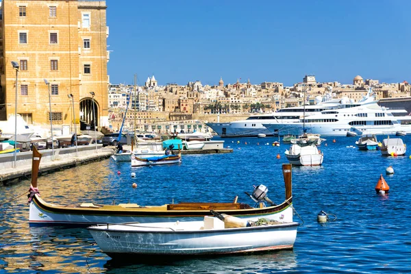 Barcos tradicionales en el paseo marítimo de Senglea en Malta —  Fotos de Stock