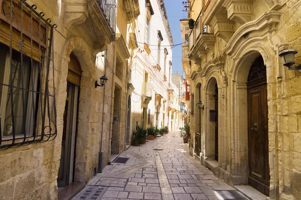 Smalle charmante straat in Senglea, Malta. Stockafbeelding