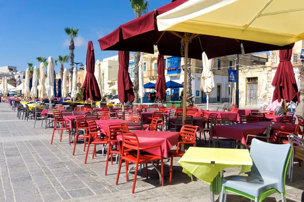 Zona de restaurantes frente al mar en Marsaxlokk, Malta — Foto de Stock