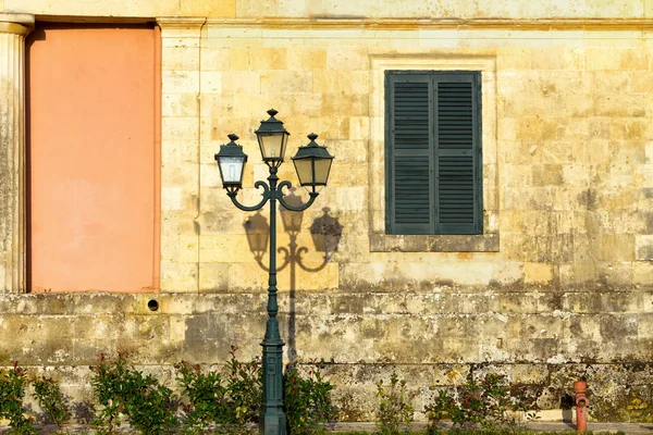 Korfu, Yunanistan'da Renkli Bina Cephesi