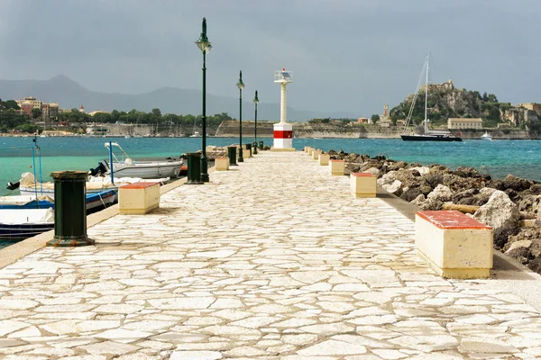Puerto y viejo fuerte en el fondo en Corfú, Grecia —  Fotos de Stock