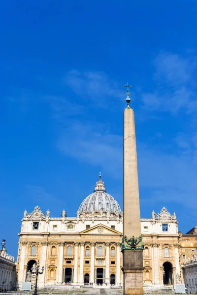 Vista frontal de la Catedral de San Pedro, Basílica de San Pietro, Vati — Foto de Stock