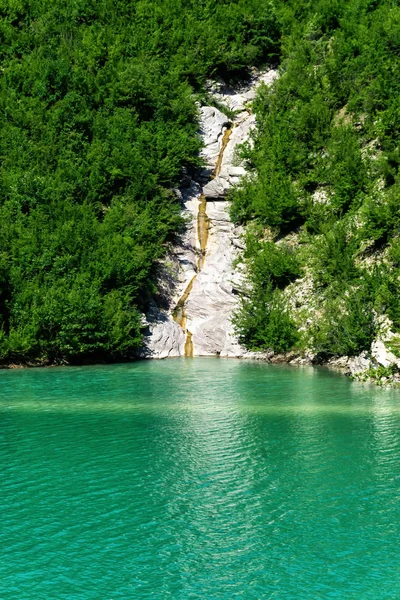 Lac Koman avec montagnes près de Shkoder, Albanie . Photos De Stock Libres De Droits